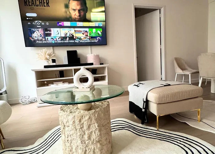 Exquisite Urban Oasis: Luxury 1 Bedroom Retreat In Downtown Manhattan