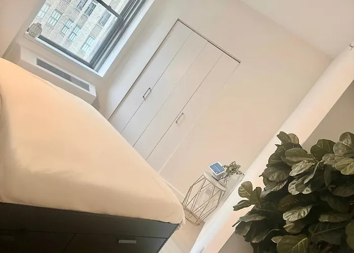 Exquisite Urban Oasis: Luxury 1 Bedroom Retreat In Downtown Manhattan